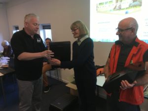 Regionsformand Ole Henriksen lykønsker og overrækker vin til Elise Christensen og Erik Kjeldgaard på årsmødet der havde 46 deltagere